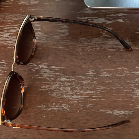 Oscar by Oscar del la Renta MOD 3080 215 brown tortoise sunglasses. main image 10